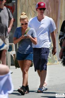 Hayden Panettiere feet photo thumbnail