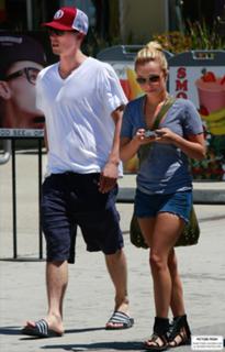 Hayden Panettiere feet photo thumbnail
