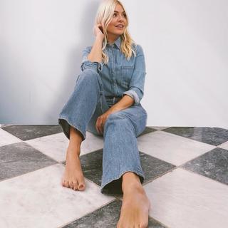 Holly Willoughby feet photo thumbnail