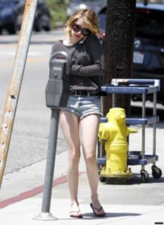 Emma Roberts feet photo thumbnail