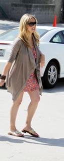 Sarah Michelle Gellar feet photo thumbnail