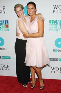 Mariska Hargitay feet photo thumbnail