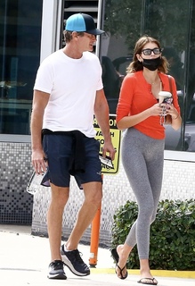 Kaia Gerber feet photo thumbnail