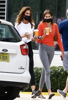 Kaia Gerber feet photo thumbnail