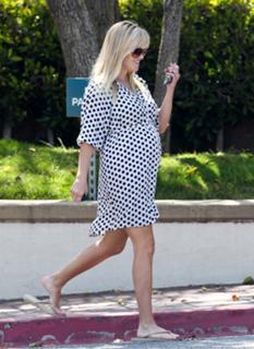 Reese Witherspoon feet photo thumbnail