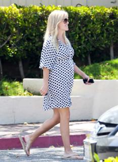 Reese Witherspoon feet photo thumbnail
