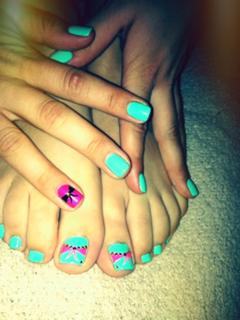 Kaley Cuoco feet photo thumbnail