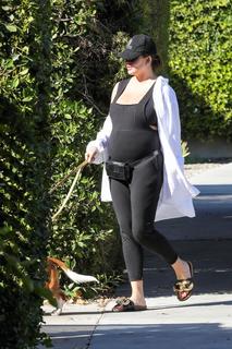 Chrissy Teigen feet photo thumbnail