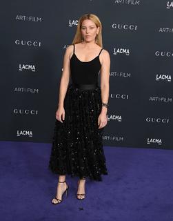 Elizabeth Banks feet photo thumbnail