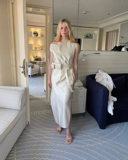 Elle Fanning feet photo thumbnail