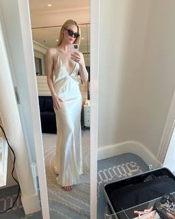 Elle Fanning feet photo thumbnail