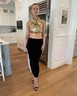 Elle Fanning feet photo thumbnail