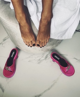 Julia Wieniawa-Narkiewicz feet photo thumbnail