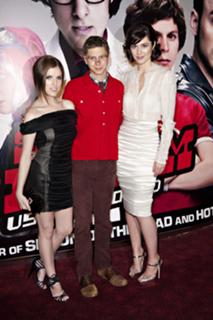 Anna Kendrick feet photo thumbnail