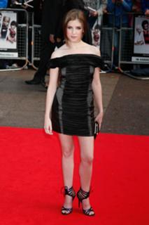 Anna Kendrick feet photo thumbnail