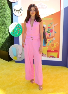 Sarah Hyland feet photo thumbnail