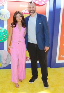 Sarah Hyland feet photo thumbnail