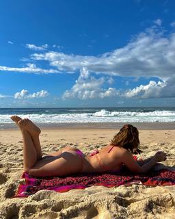 Larissa Manoela feet photo thumbnail