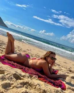 Larissa Manoela feet photo thumbnail