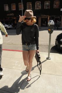 Emma Roberts feet photo thumbnail