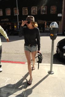 Emma Roberts feet photo thumbnail