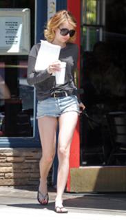 Emma Roberts feet photo thumbnail