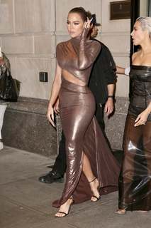 Khloé Kardashian feet photo thumbnail