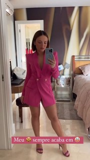 Larissa Manoela feet photo thumbnail