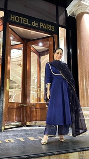 Karisma Kapoor feet photo thumbnail