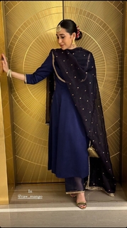 Karisma Kapoor feet photo thumbnail