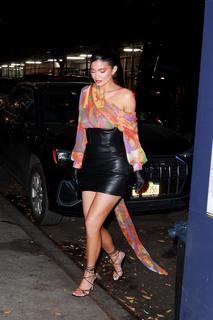 Kylie Jenner feet photo thumbnail