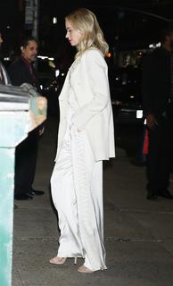 Emily Blunt feet photo thumbnail