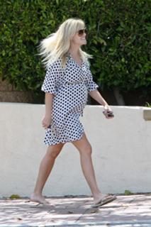 Reese Witherspoon feet photo thumbnail