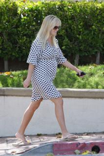 Reese Witherspoon feet photo thumbnail