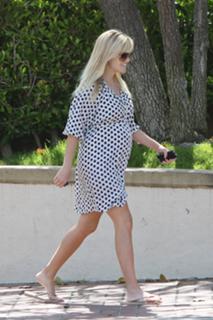Reese Witherspoon feet photo thumbnail