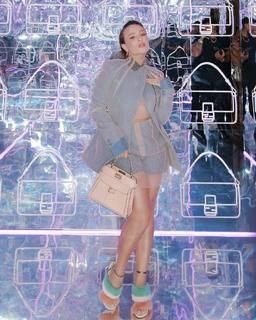 Larissa Manoela feet photo thumbnail