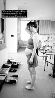 Kaley Cuoco feet photo thumbnail
