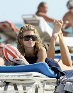 AnnaLynne McCord feet photo thumbnail
