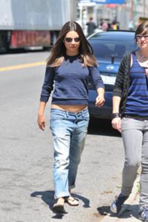 Mila Kunis feet photo thumbnail