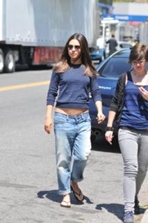 Mila Kunis feet photo thumbnail