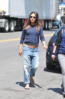 Mila Kunis feet photo thumbnail