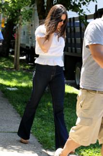 Mila Kunis feet photo thumbnail