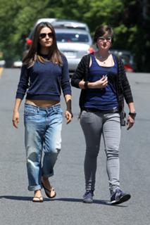 Mila Kunis feet photo thumbnail