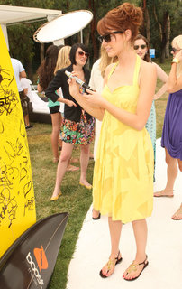 Emma Stone feet photo thumbnail