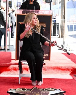 Christina Applegate feet photo thumbnail
