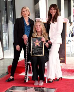 Christina Applegate feet photo thumbnail