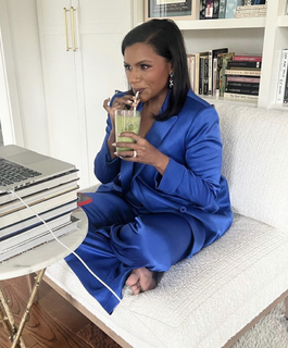 Mindy Kaling feet photo thumbnail