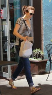 Mandy Moore feet photo thumbnail