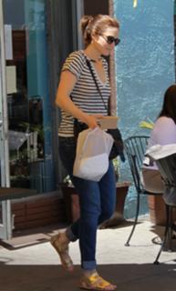 Mandy Moore feet photo thumbnail