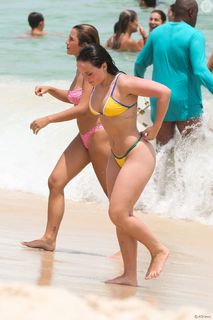 Larissa Manoela feet photo thumbnail